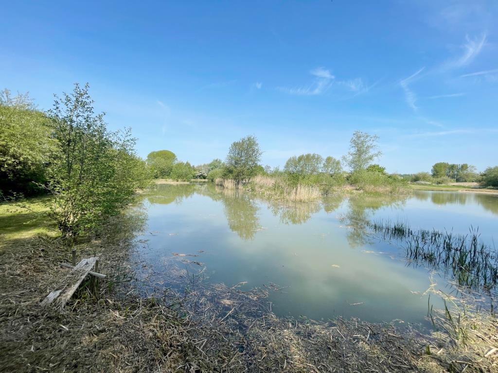 Lot: 14 - AN IDYLLIC SITE INCLUDING FISHING LAKE/DUCK FLIGHT POND ADJACENT TO THE LITTLE STOUR RIVER -